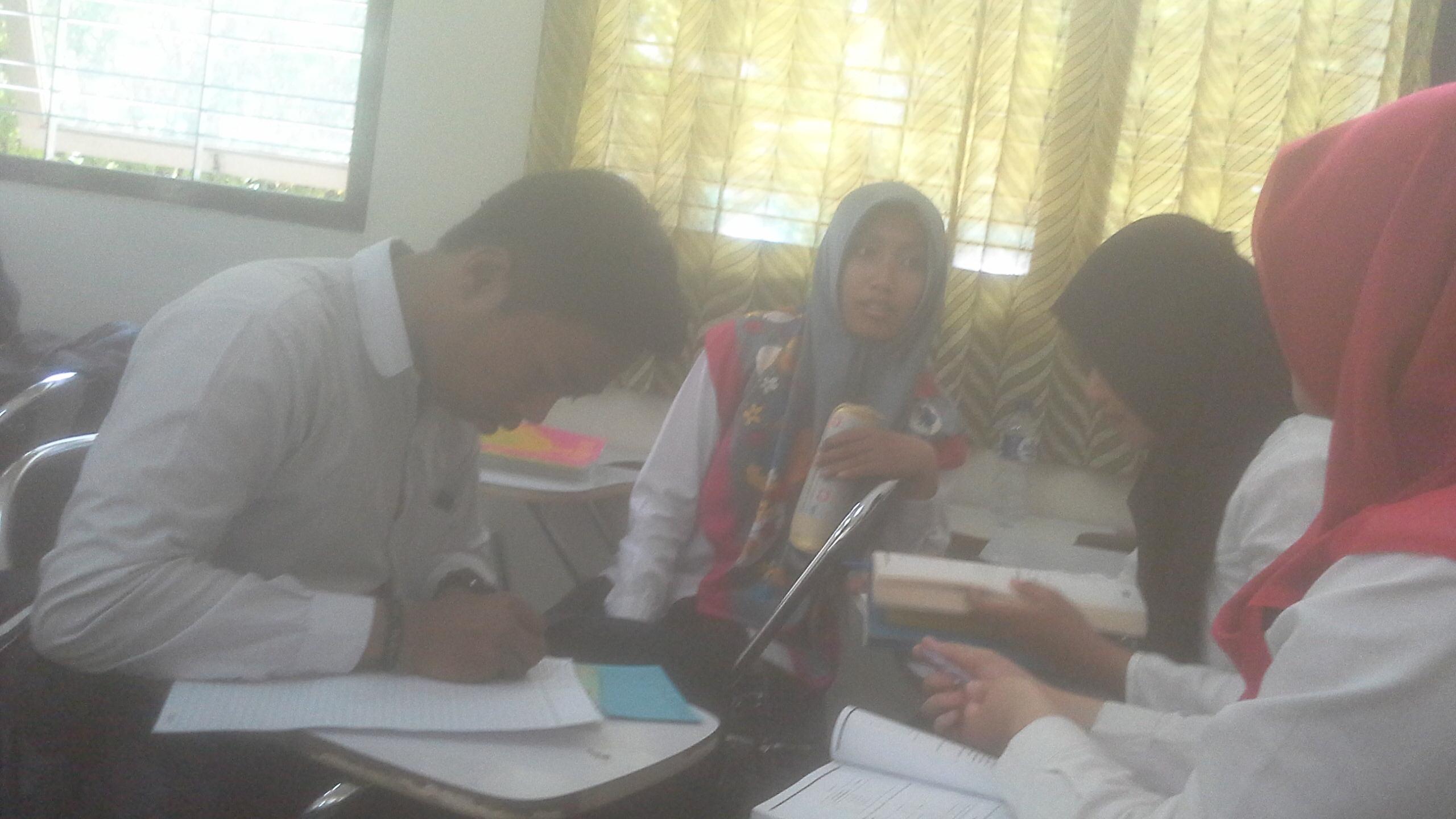 mahasiswa sedang mengerjakan soal untuk memecahkan masalah