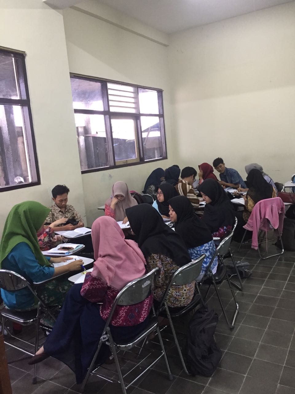Praktik dan riset yang merupakan mata kuliah wajib dilakukan oleh praktikan di PGSD UNY.