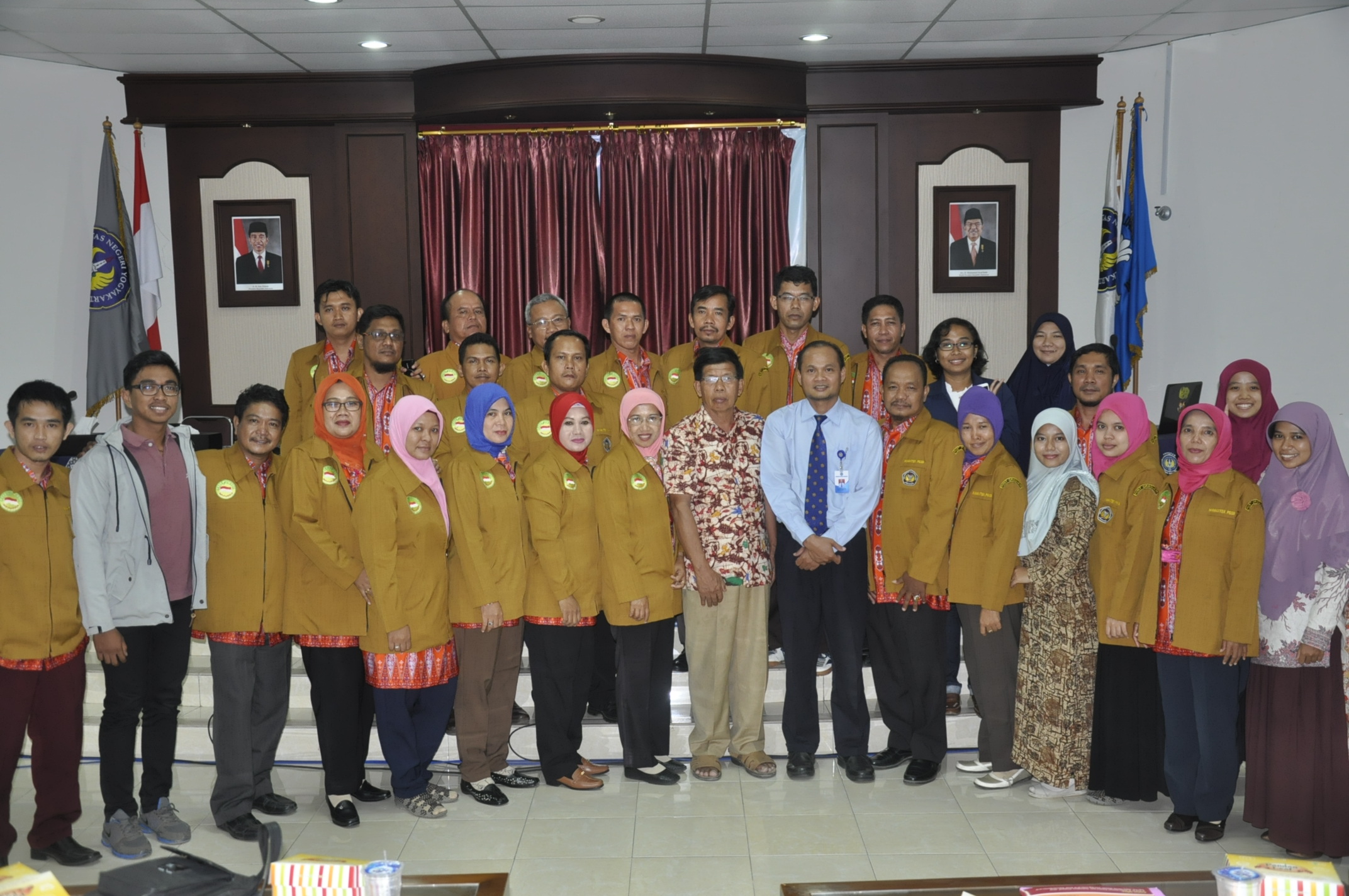 Foto bersama Sekprodi Dikdas UNY, Keprodi PGSD Untan, Mahasiswa/i PGSD Untan serta mahasiwa/i Dikdas UNY