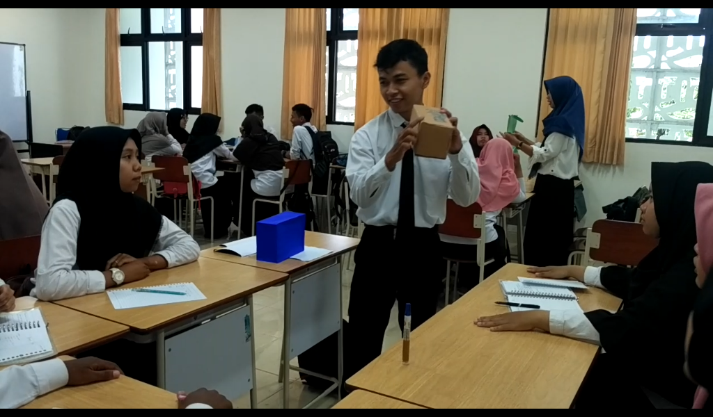 Mahasiswa melakukan simulasi mengajar ketika kembali ke kelompok asal