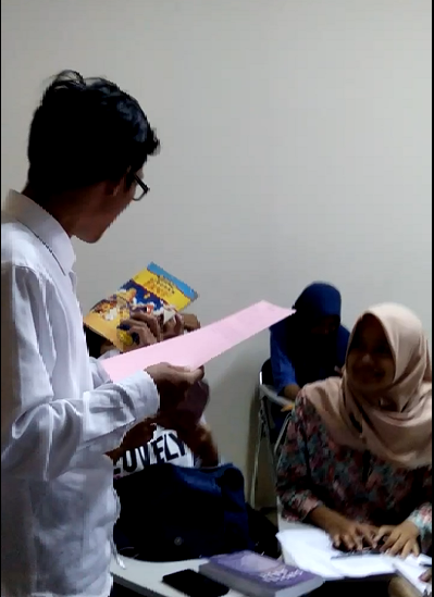 Mahasiswa sedang mengomentari sastra anak fiksi hasil buku sewaan