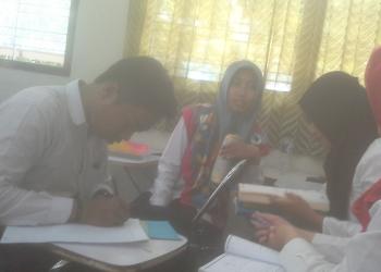 mahasiswa sedang mengerjakan soal untuk memecahkan masalah
