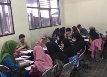 Praktik dan riset yang merupakan mata kuliah wajib dilakukan oleh praktikan di PGSD UNY.