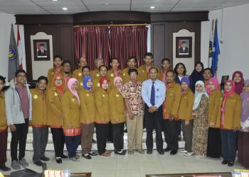 Foto bersama Sekprodi Dikdas UNY, Keprodi PGSD Untan, Mahasiswa/i PGSD Untan serta mahasiwa/i Dikdas UNY