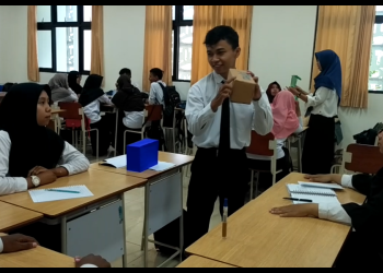 Mahasiswa melakukan simulasi mengajar ketika kembali ke kelompok asal