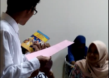 Mahasiswa sedang mengomentari sastra anak fiksi hasil buku sewaan
